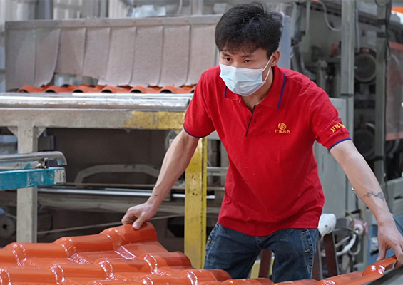 <p>智能制造時代的到來，共力建材針對行業智能化、信息化、數字化迅速做出前瞻性戰略部署，斥巨資引入業內先進全自動屋頂建材生產線。</p>